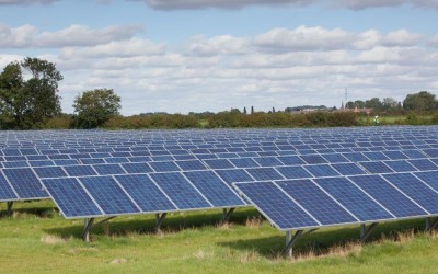 De ce tot mai multe companii aleg energia solară în România